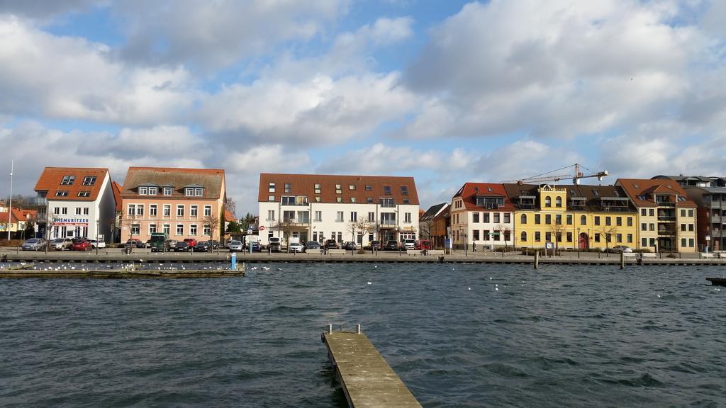 Apartment Yachthafen Waren Exteriör bild